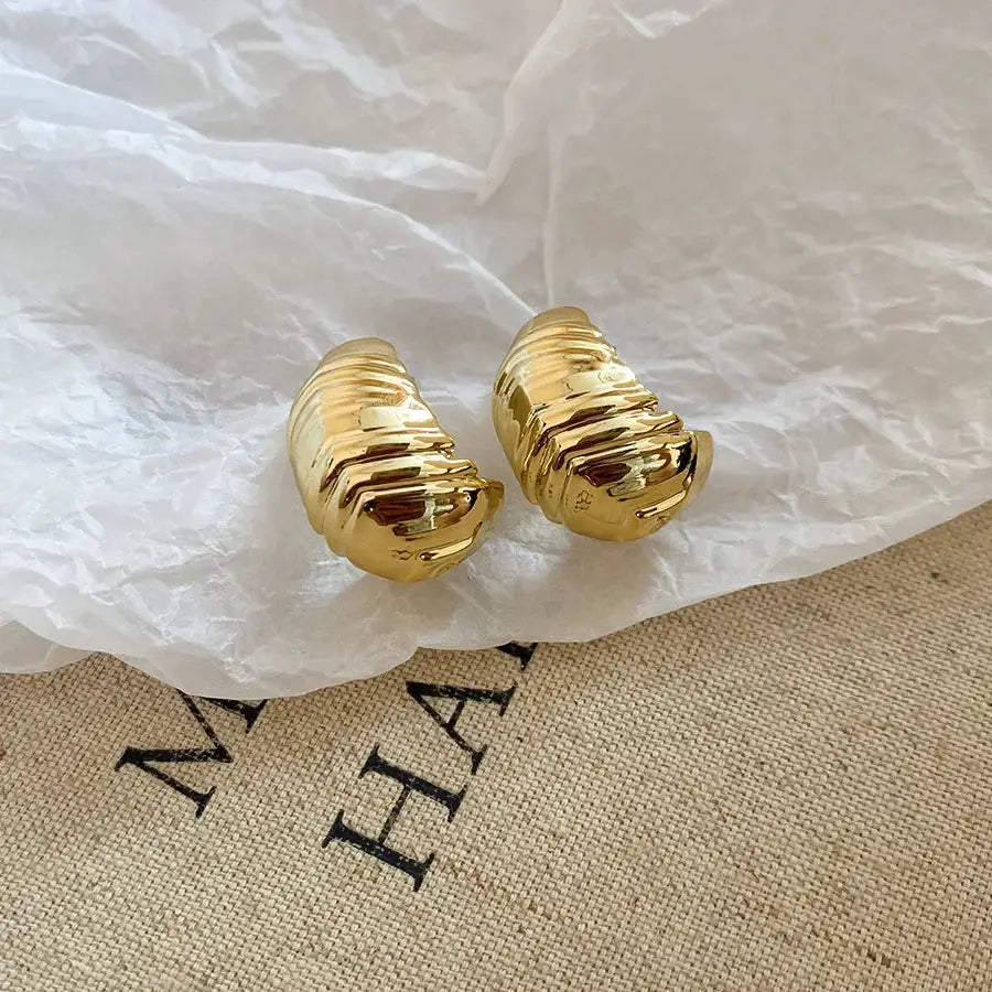 Gold-toned irregular pleated oval acrylic stud earrings, pair by Simples Market