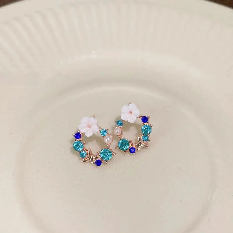Colorful flower earrings pair by Simples Market with imitation pearl and turquoise stones, hoop design