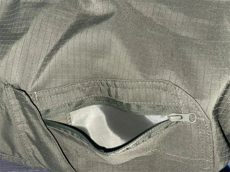 Simples Market men's cargo pants with zippered pocket on dark gray fabric; multi-pocket, waterproof, wear-resistant.