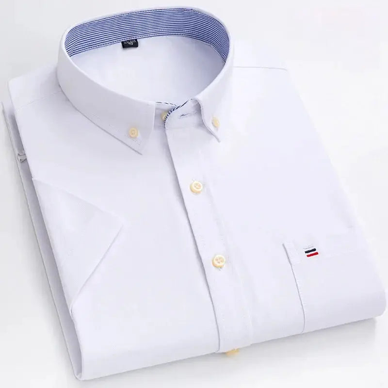 Men's white 100% cotton Oxford short-sleeve shirt by Simples Market with chest pocket and striped collar trim