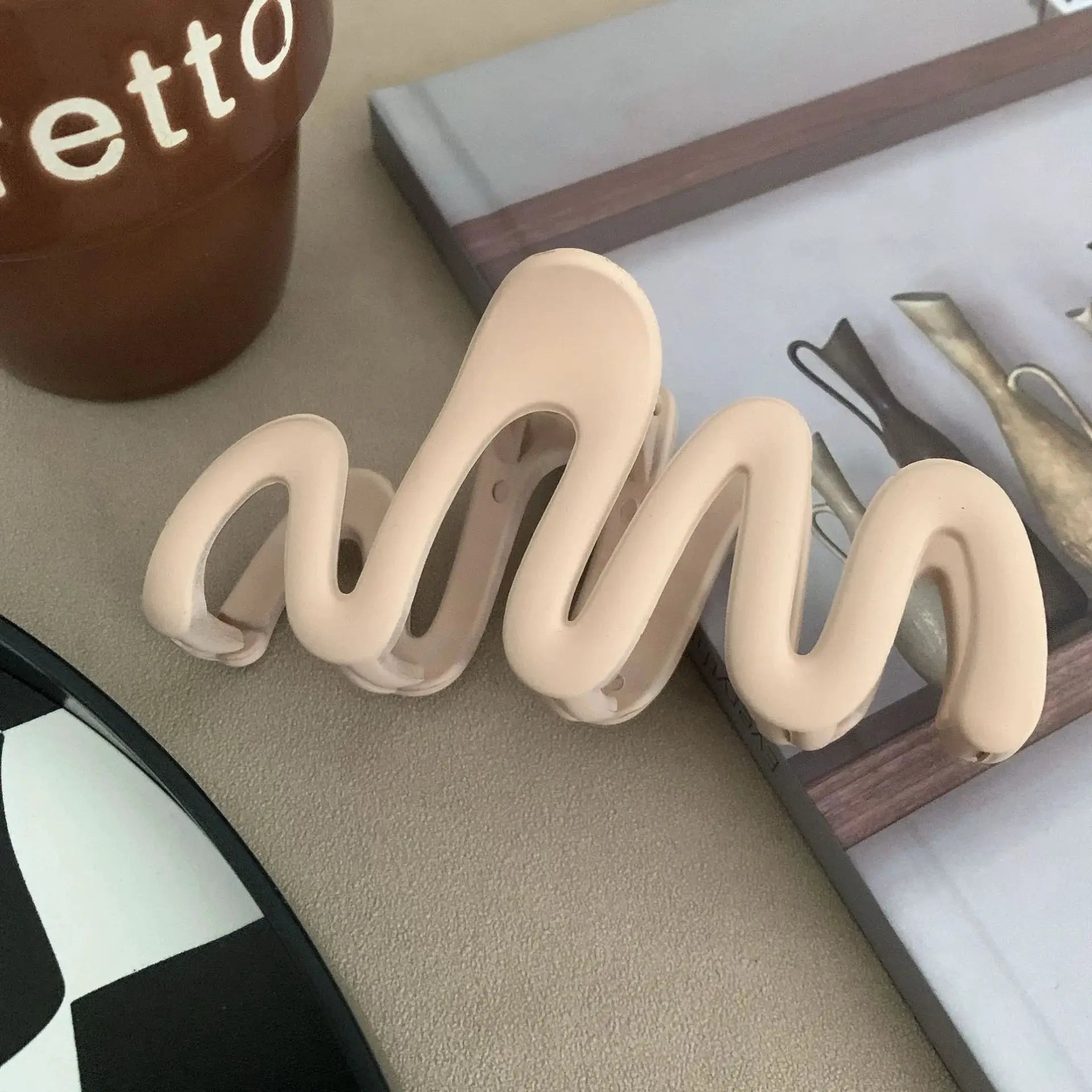 Trendy Matte Curve Hair Claw Clip Large Shark Crab Clip For Women With Secure Hold For Back Of Head Styles