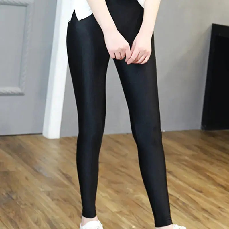 Women's shiny black high-waist leggings by Simples Market; stretchy, slim-fit
