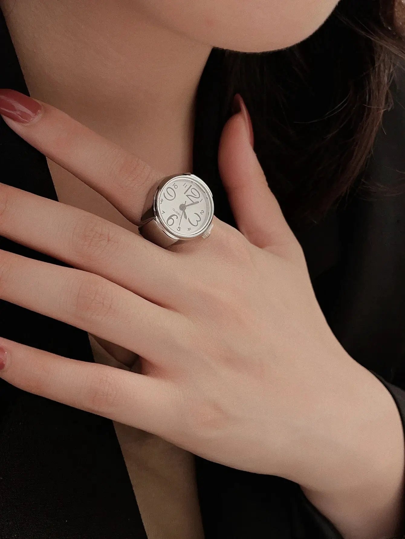 LuxeRing Mini Vintage Finger Ring Watch Quartz Timepiece for Couples Edition Elegant Jewelry Accessory
