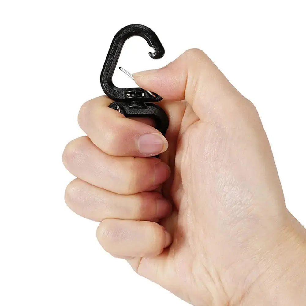 Simples Market black double-clip carabiner with 360° swivel held in hand