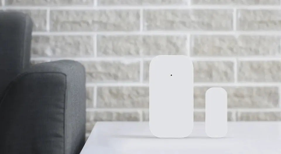 Simples Market Aqara window/door sensor MCCGQ11LM, white Zigbee smart home sensors (pair) on table