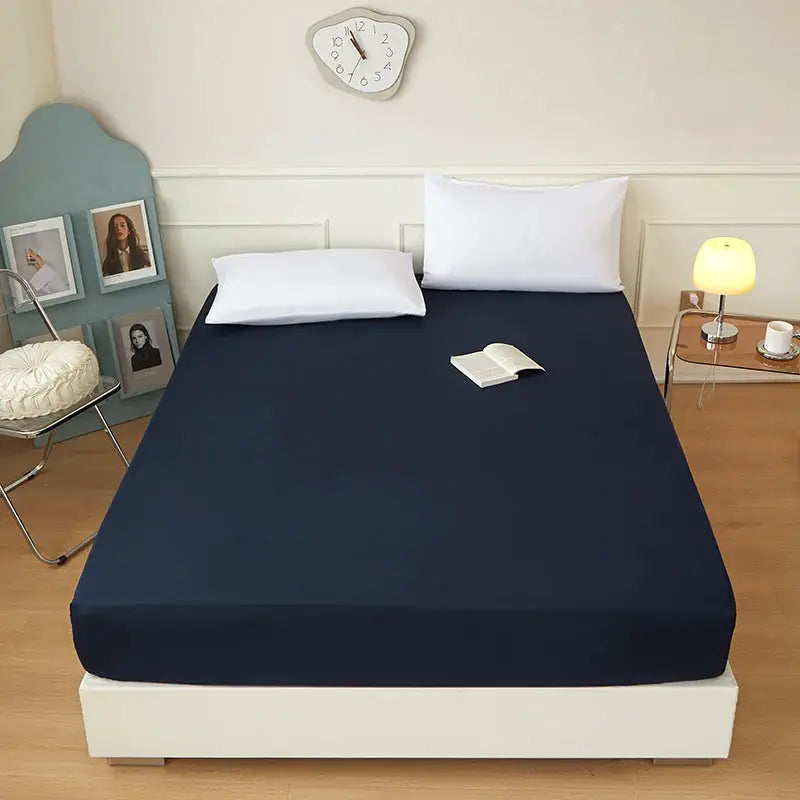 Fitted sheet by Simples Market, navy solid color, 100% polyester with elastic edges