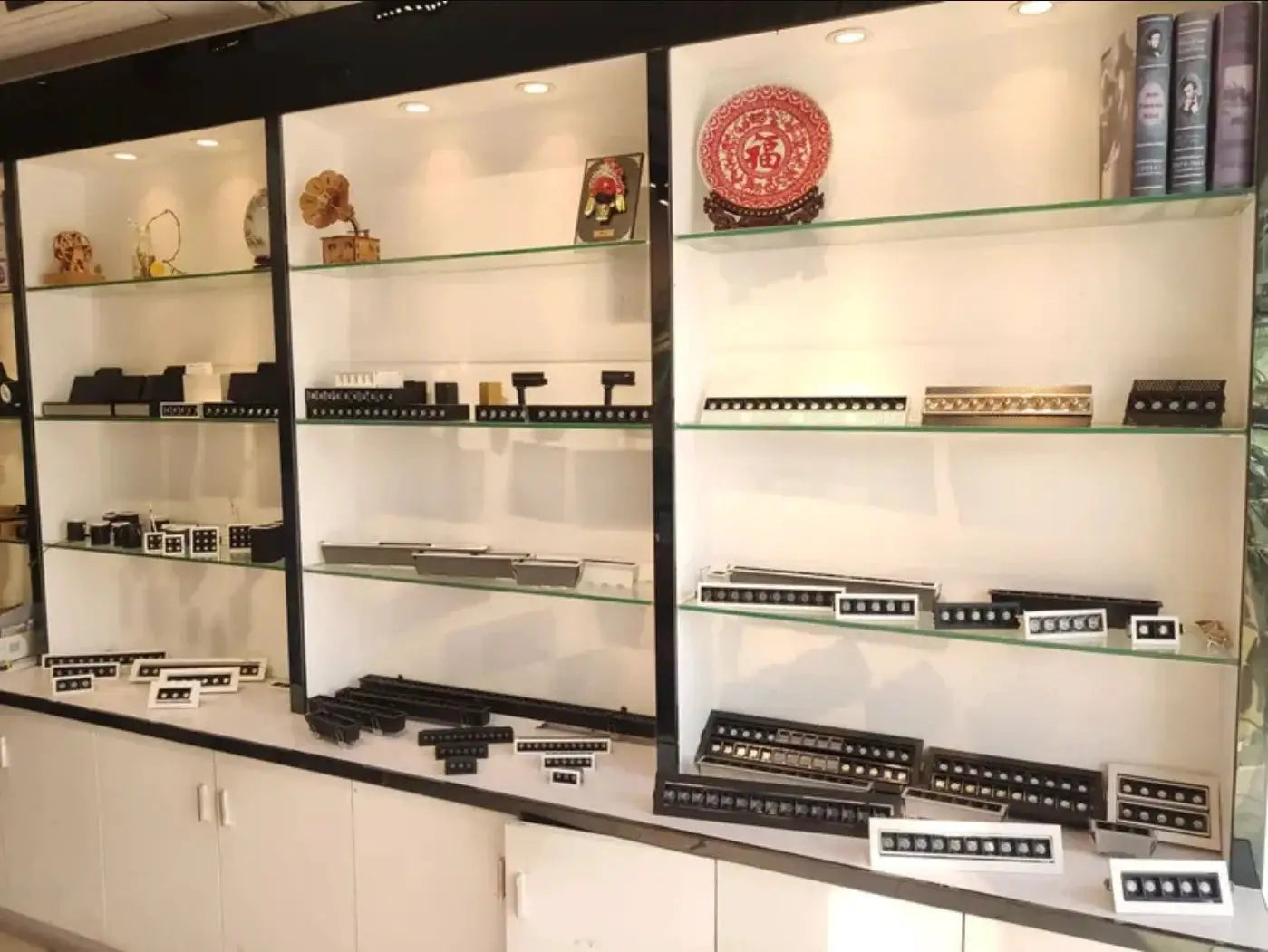 LED recessed rectangular downlights on display shelves by Simples Market