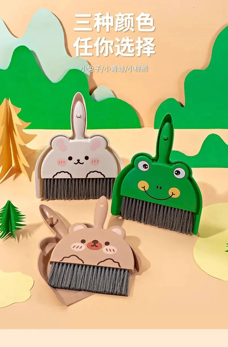 Simples Market mini cartoon desk broom set with 3 animal-shaped brushes and black bristles.