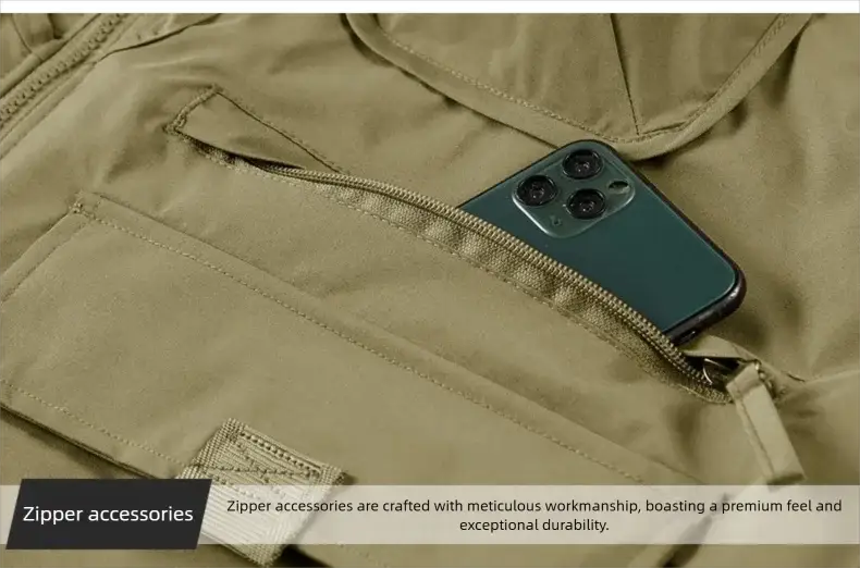 Simples Market 2025 men's outdoor multi-pocket large-size vest in khaki with zippered pockets and a phone in the pocket.