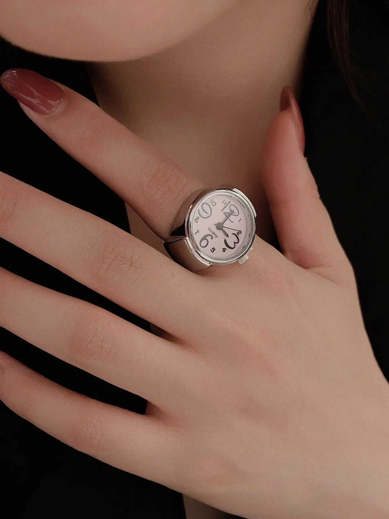 LuxeRing Mini Vintage Finger Ring Watch Quartz Timepiece for Couples Edition Elegant Jewelry Accessory