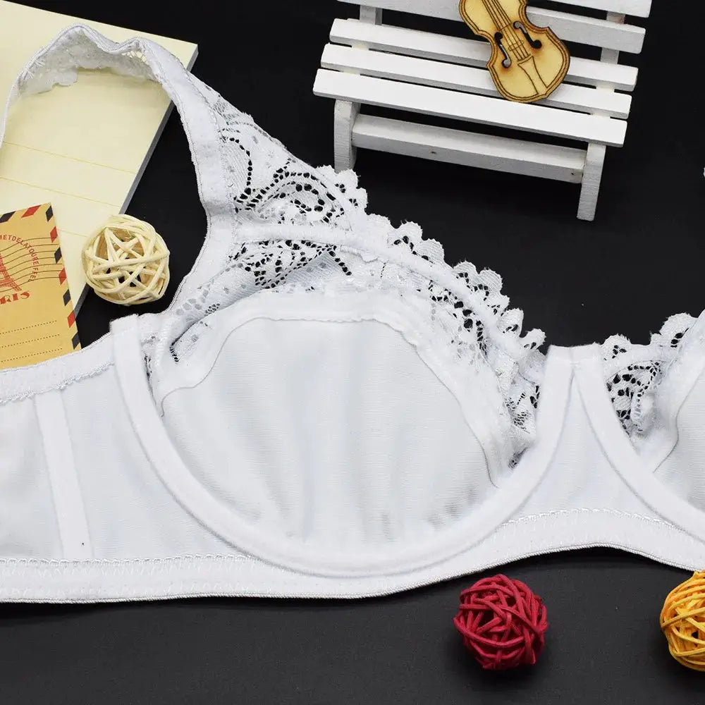 White lace underwire bra for women, plus-size, with scalloped lace trim