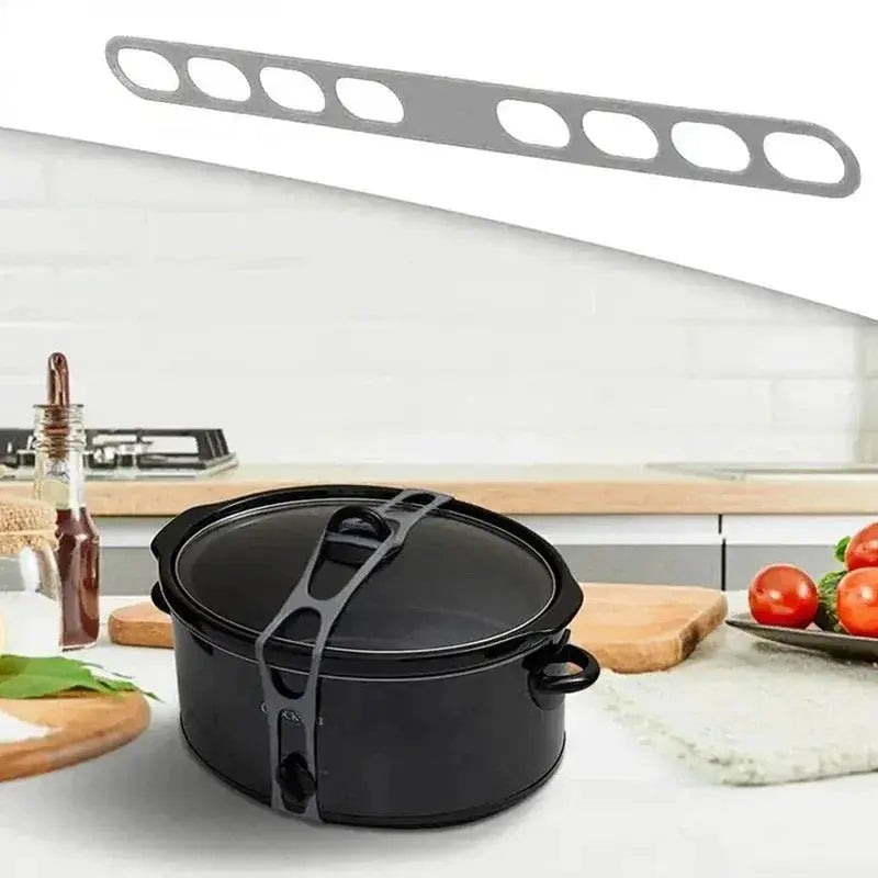 Silicone lid strap by Simples Market, universal fixing belt in gray securing a black pot lid for camping.