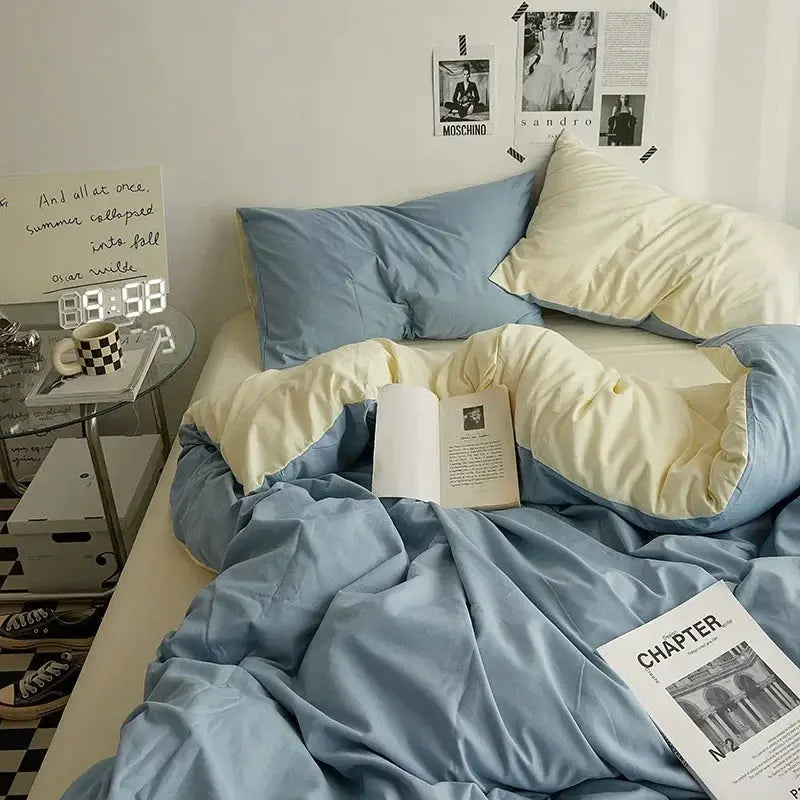 Bedding set 4-piece blue and cream double-washed cotton for dorm beds, includes duvet cover and pillowcases.