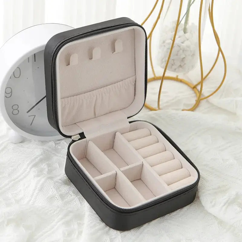 LuxeCare Single Layer Leather Jewelry Box Travel Case PU Leather With Secure Zipper Jewelry Organizer