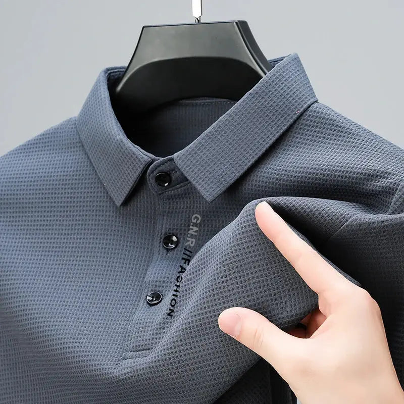 Men's waffle-knit polo shirt, long sleeves in dark gray, button placket with letter print.