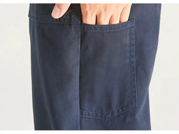 Men's navy blue cargo pants by Simples Market, pocket detail with blue stitching.