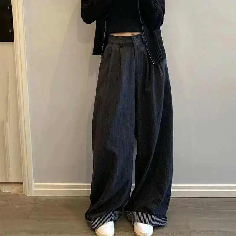 Gidyq fashion bandage shirt, black cropped top with gray wide-leg cuffed pants and white sneakers
