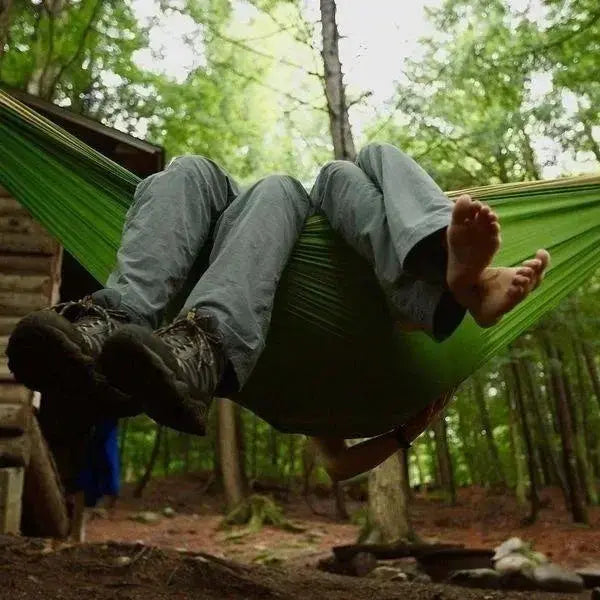 Outdoor single camping hammock by Simples Market in green nylon parachute fabric, portable hanging bed.