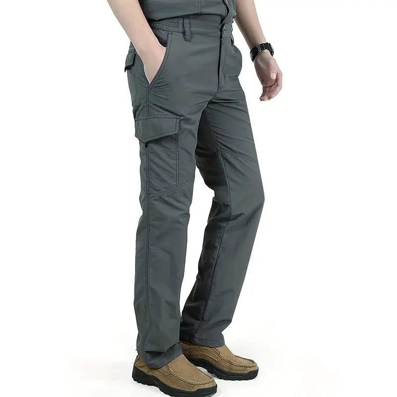 Casual men's cargo pants by Simples Market in gray-green with quick-dry fabric and multiple pockets for outdoor hiking.