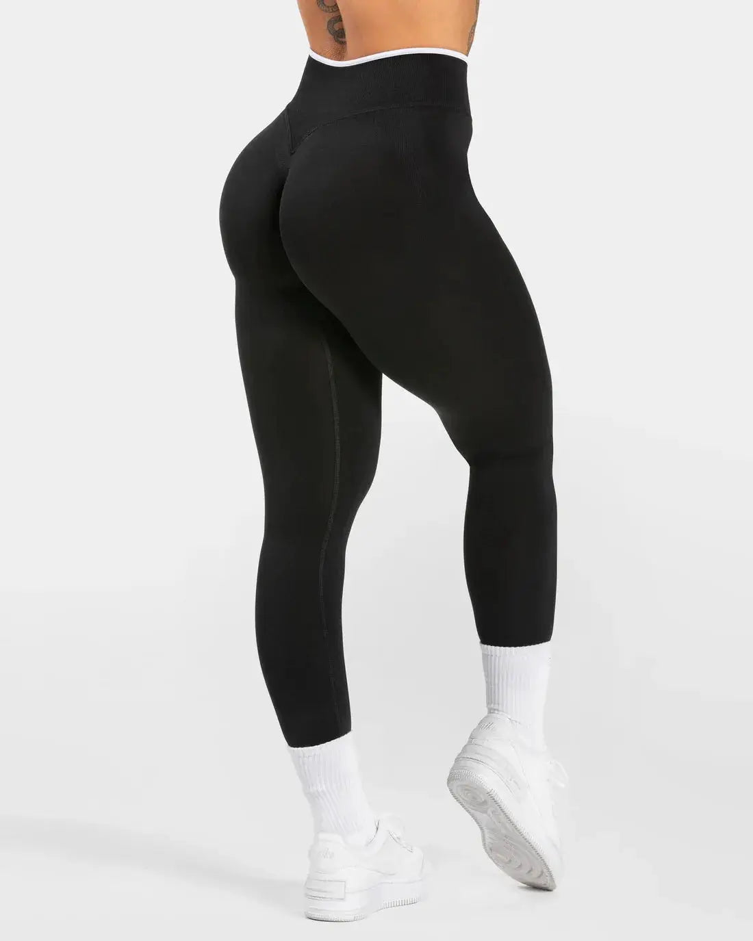 Black seamless high-waist yoga leggings with white-edge waistband for gym workouts