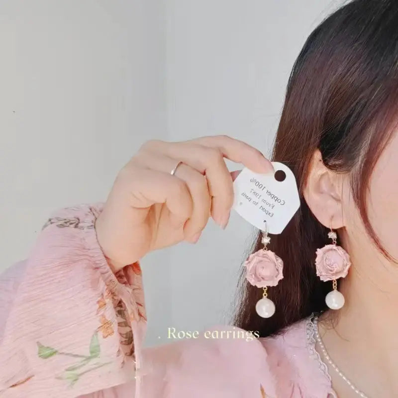 Elegant Immortal Rose long earrings by Simples Market with pink epoxy roses and pearl drops