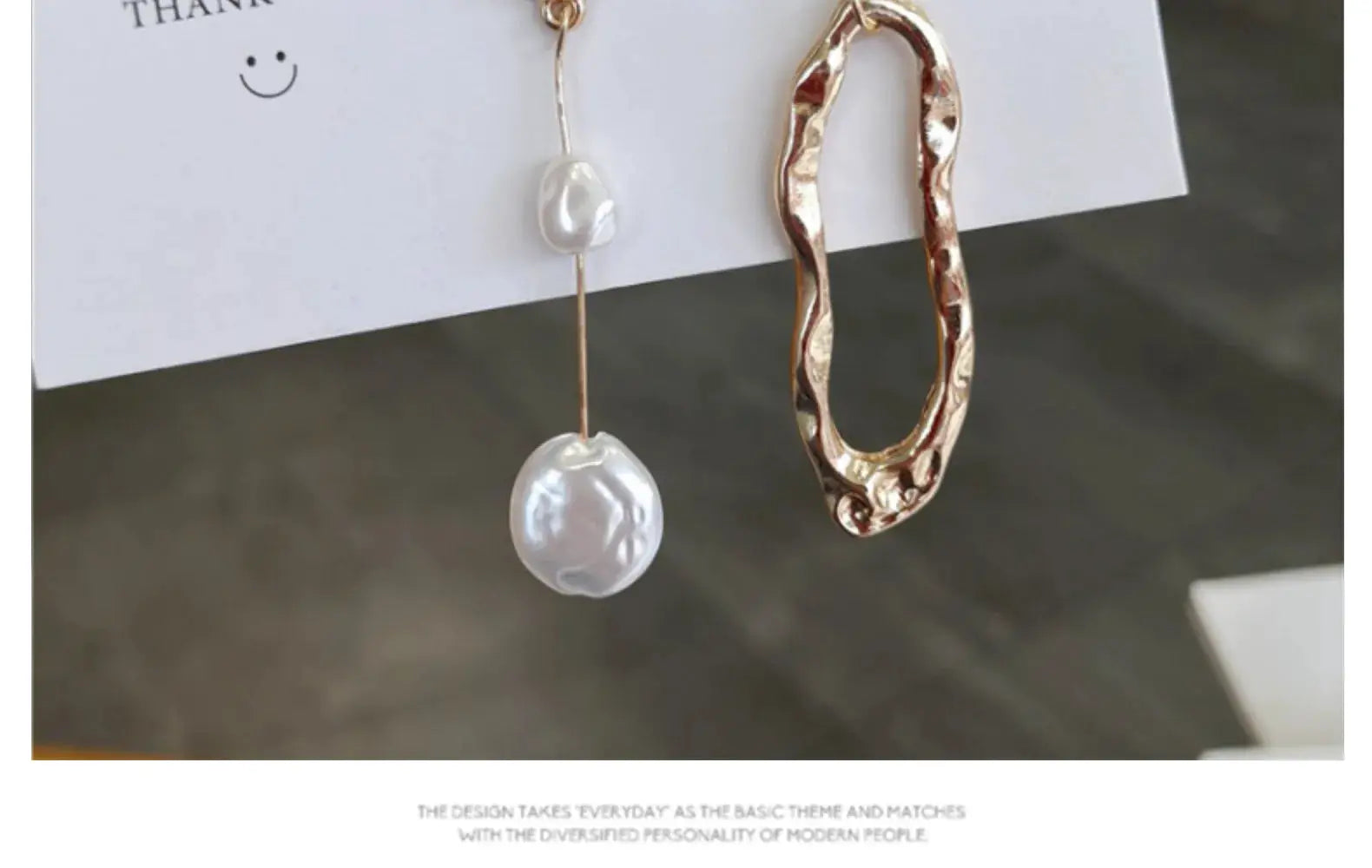 Set of two irregular earrings: pearl-drop long earring and hammered gold hoop, gold-tone by Simples Market