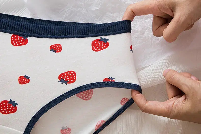 5-pack cotton women’s panties with strawberry print on white fabric and navy trim, Simples Market