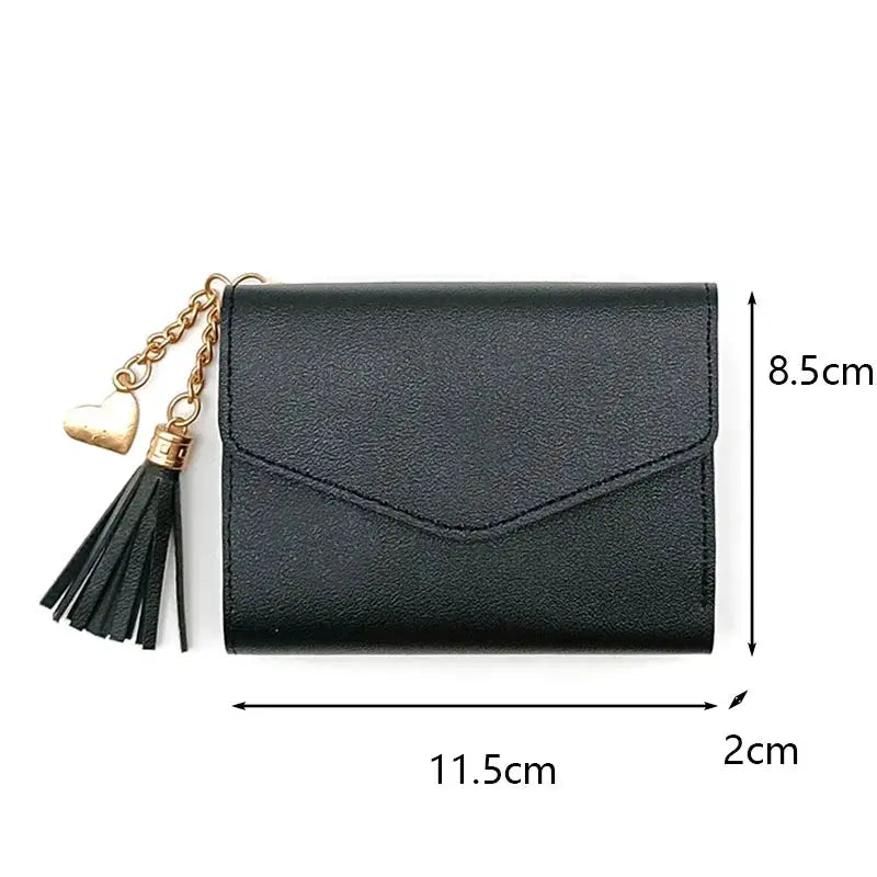 Short wallet from Simples Market in black PU leather with tassel and heart charm, compact card holder, 11.5x8.5x2 cm.