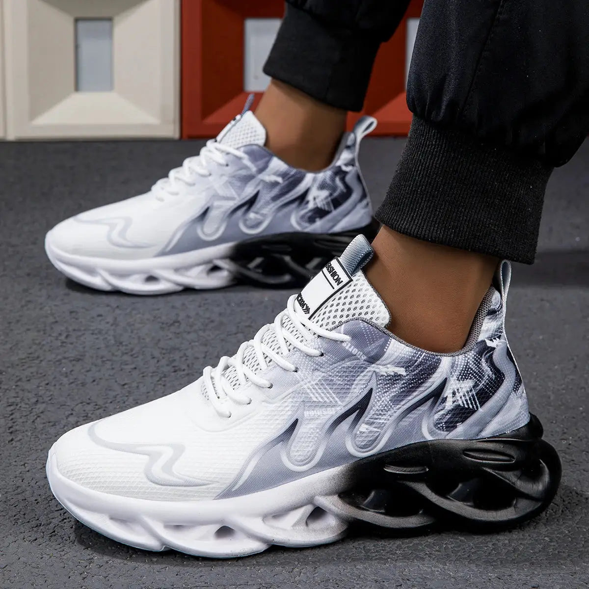 Unisex running shoes Simples Market; white/gray mesh upper, lace-up sneakers with two-tone black and white sole
