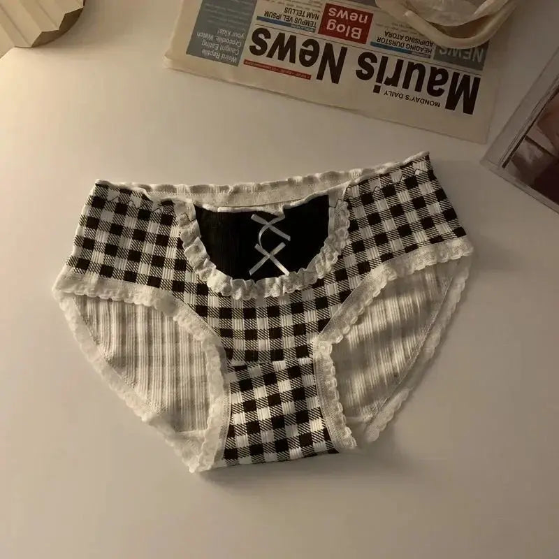 Cotton seamless panties for women, mid waist, black-and-white checkered with white lace trim