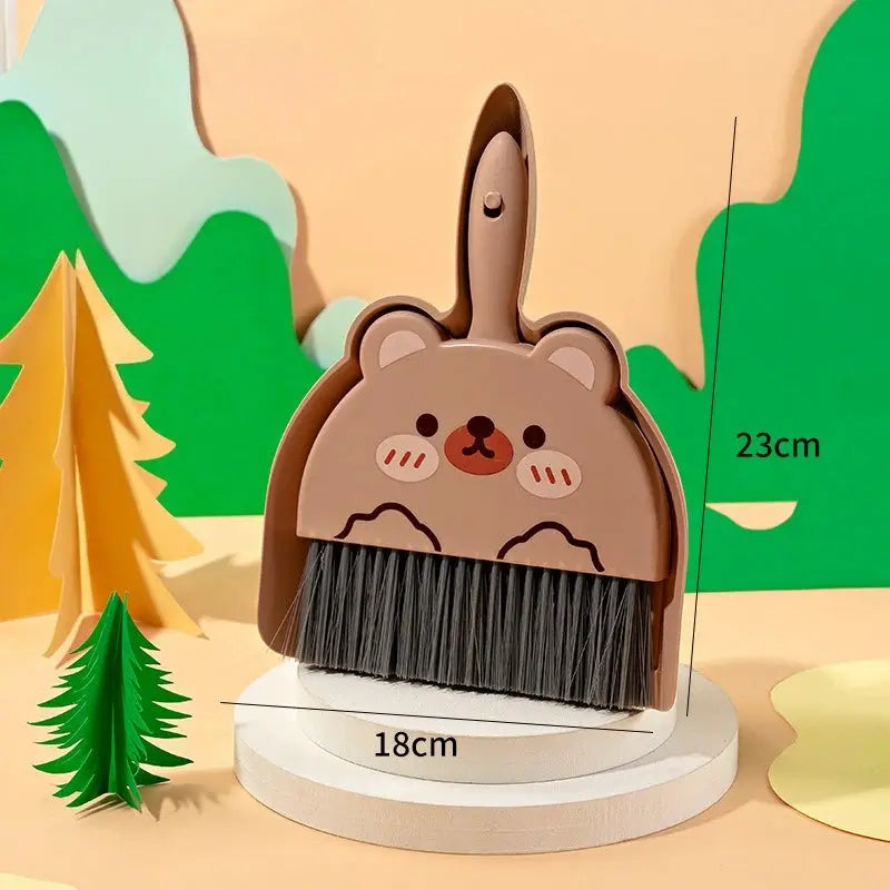 Simples Market mini cartoon desk broom with bear design, brown plastic body, black bristles, 23 cm tall, 18 cm base