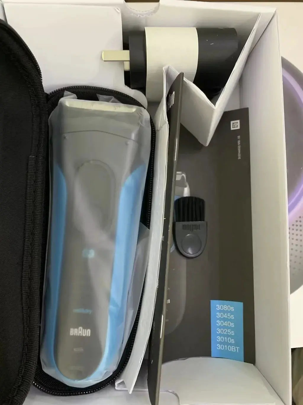 Braun Electric Shaver 3 Series ProSkin 3040S in box with trimmer, cleaning brush and manuals; blue-gray body.