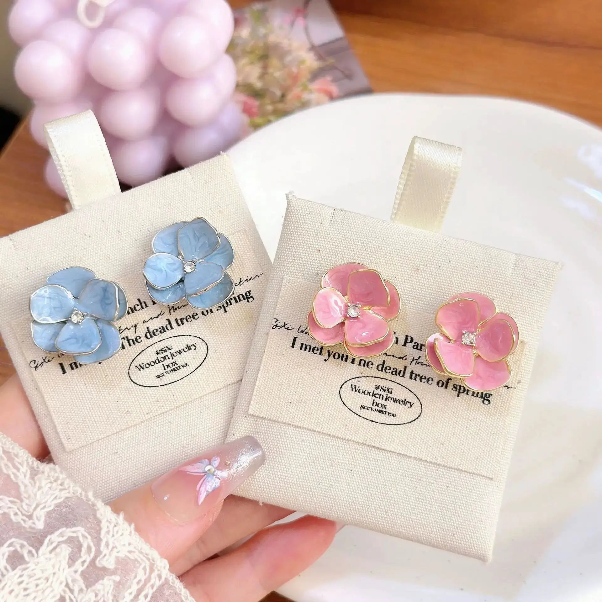 Set of 2 enamel flower earrings in blue and pink with gold edges, Simples Market
