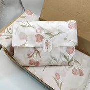 Tulip-patterned tissue paper by Simples Market with pink tulips and green leaves for gift wrapping