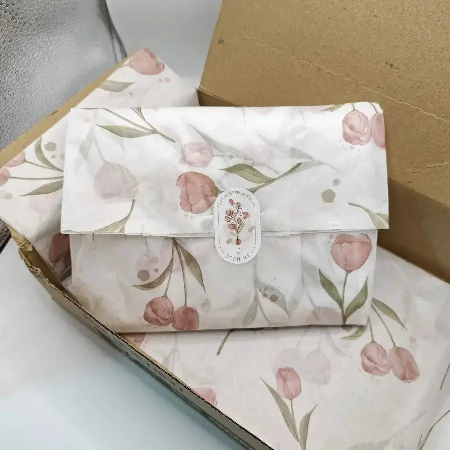 Tulip-patterned tissue paper by Simples Market with pink tulips and green leaves for gift wrapping