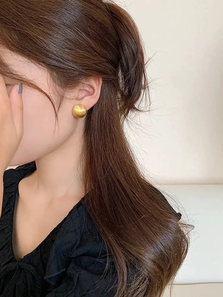 Gold brushed frosted metal stud earrings for women by Simples Market