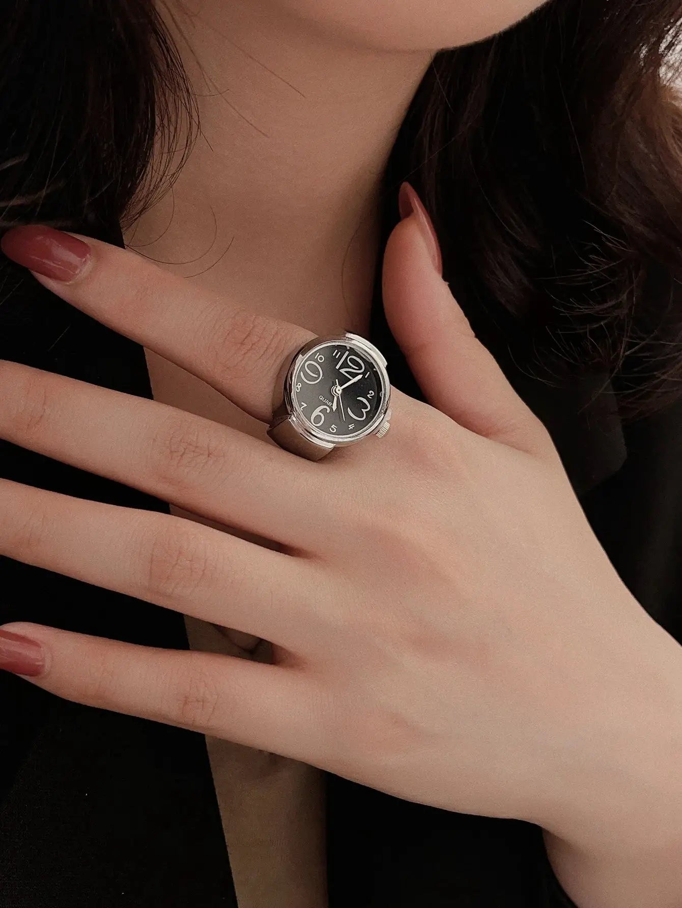 LuxeRing Mini Vintage Finger Ring Watch Quartz Timepiece for Couples Edition Elegant Jewelry Accessory