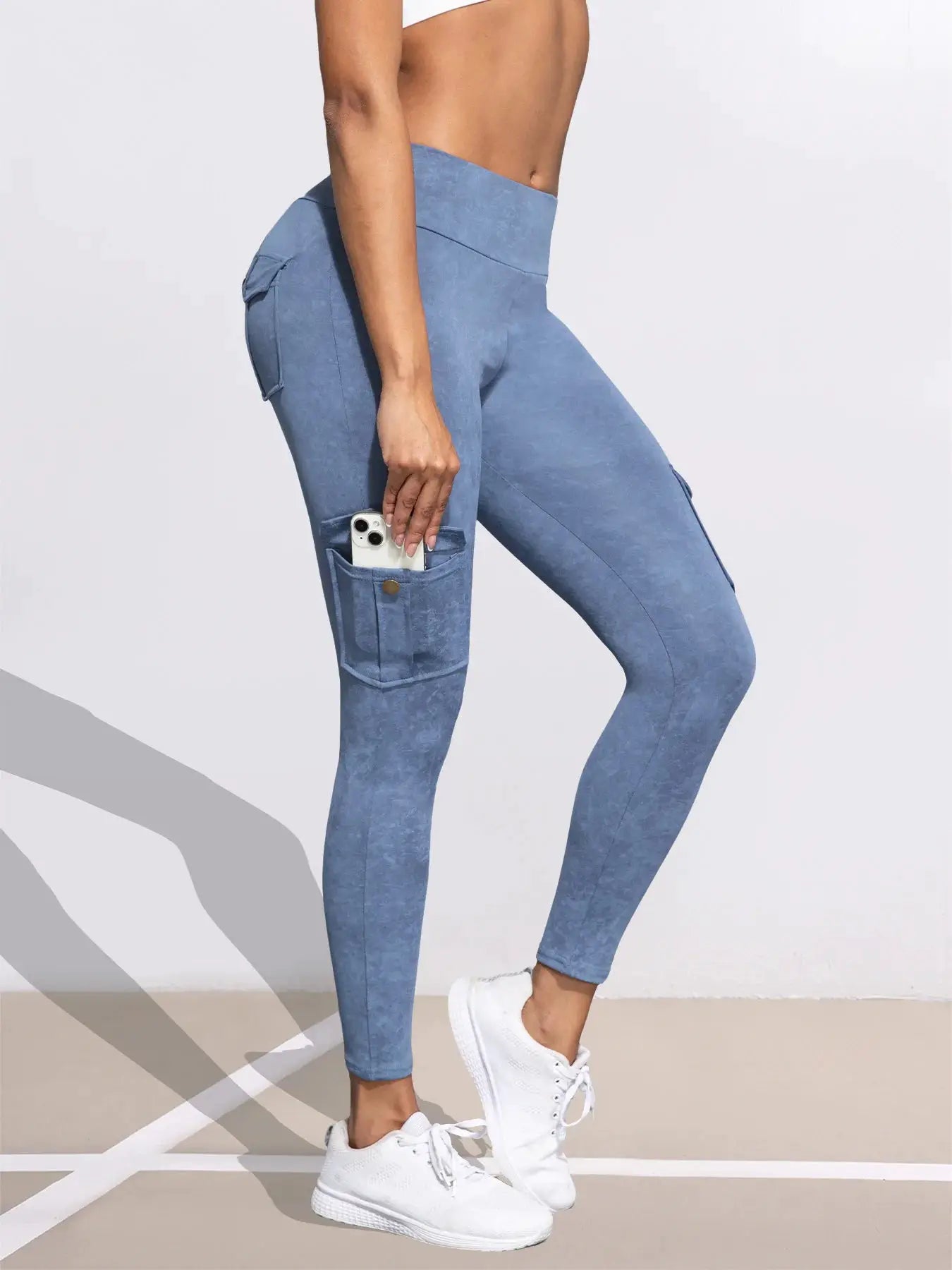 Washed blue women's leggings with side cargo pocket and phone pocket, high-waist fit