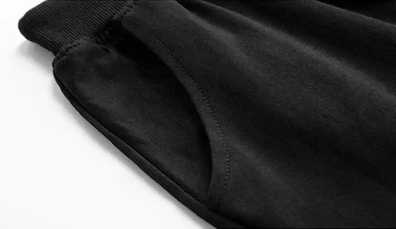 Men's black knee-length sport shorts for boxing training and gym workouts