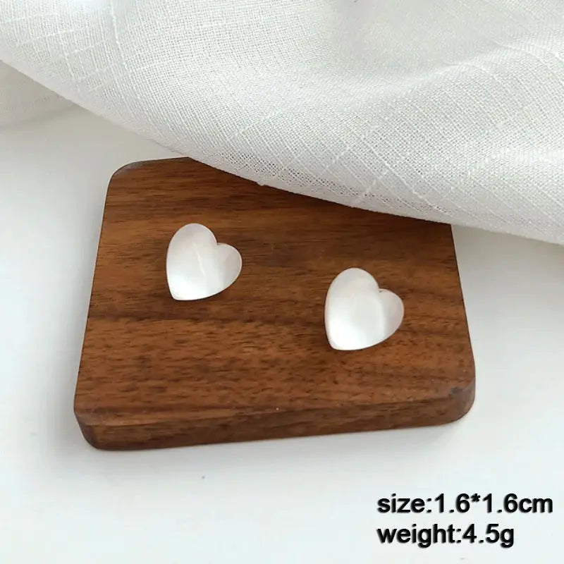 2 white heart-shaped stud earrings, acrylic enamel finish, 1.6 cm