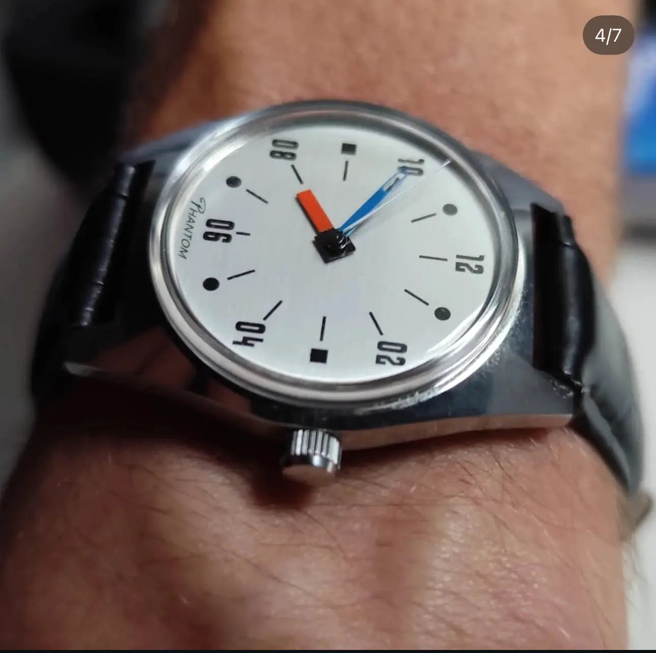 7120 hand-wind mechanical watch by Simples Market, white dial, blue hour hand, red minute hand, black leather strap