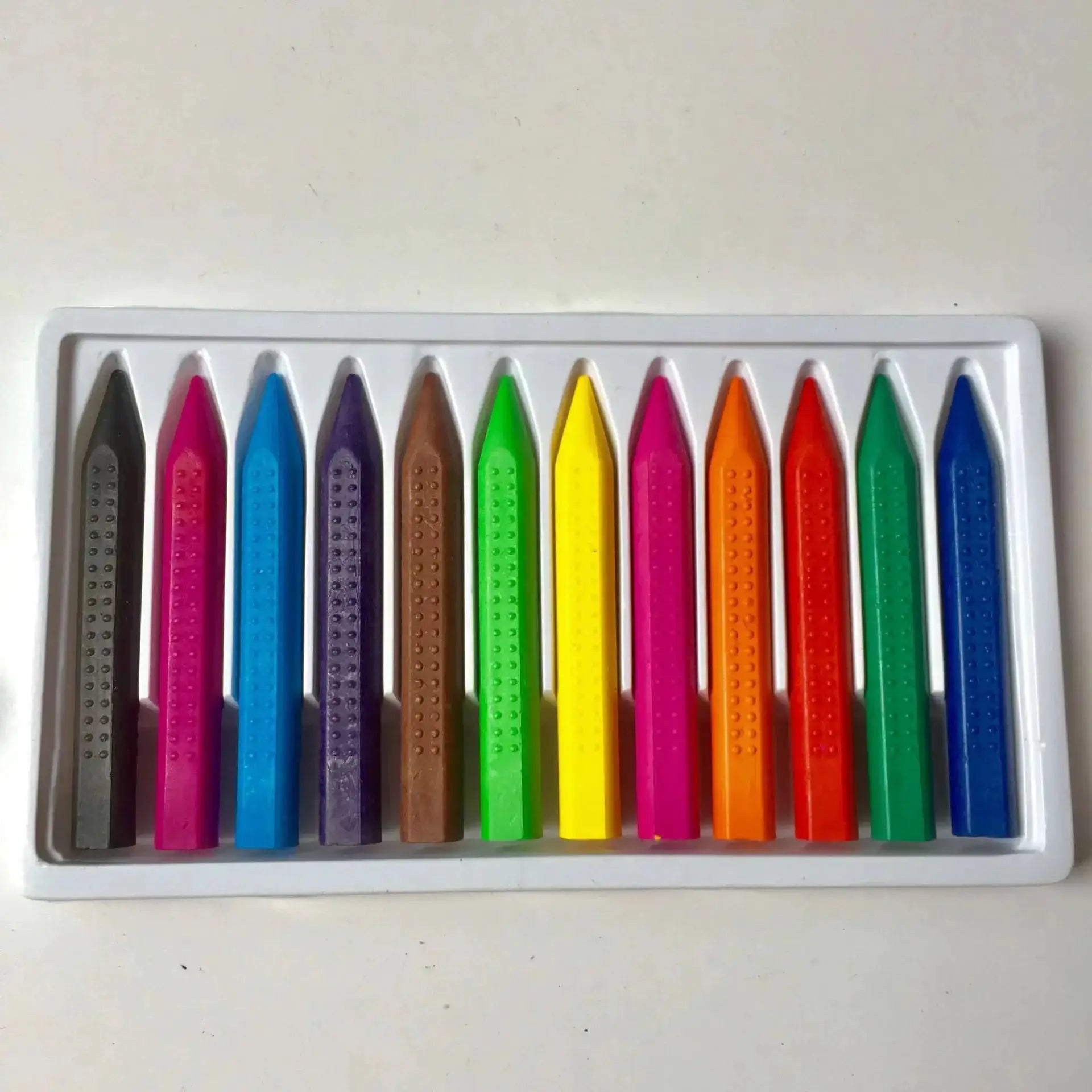 Simples Market 12-color washable wax crayon set in a white plastic case