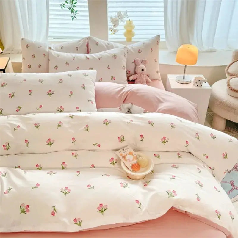 Tulip three-piece bedding set by Simples Market: white quilt cover and two pillowcases with pink tulip prints