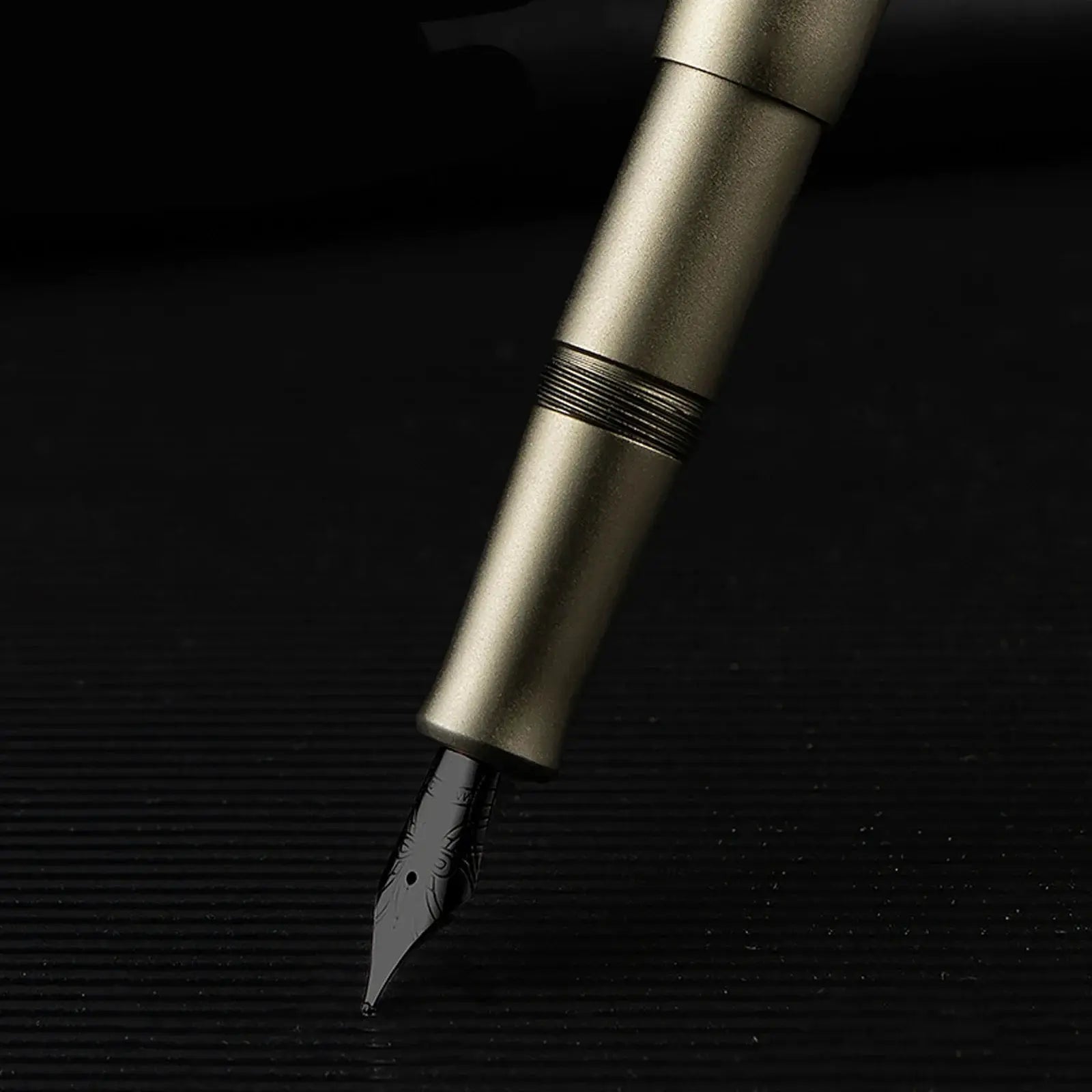 Hongdian M2 fountain pen in gold finish with knurled band and visible nib