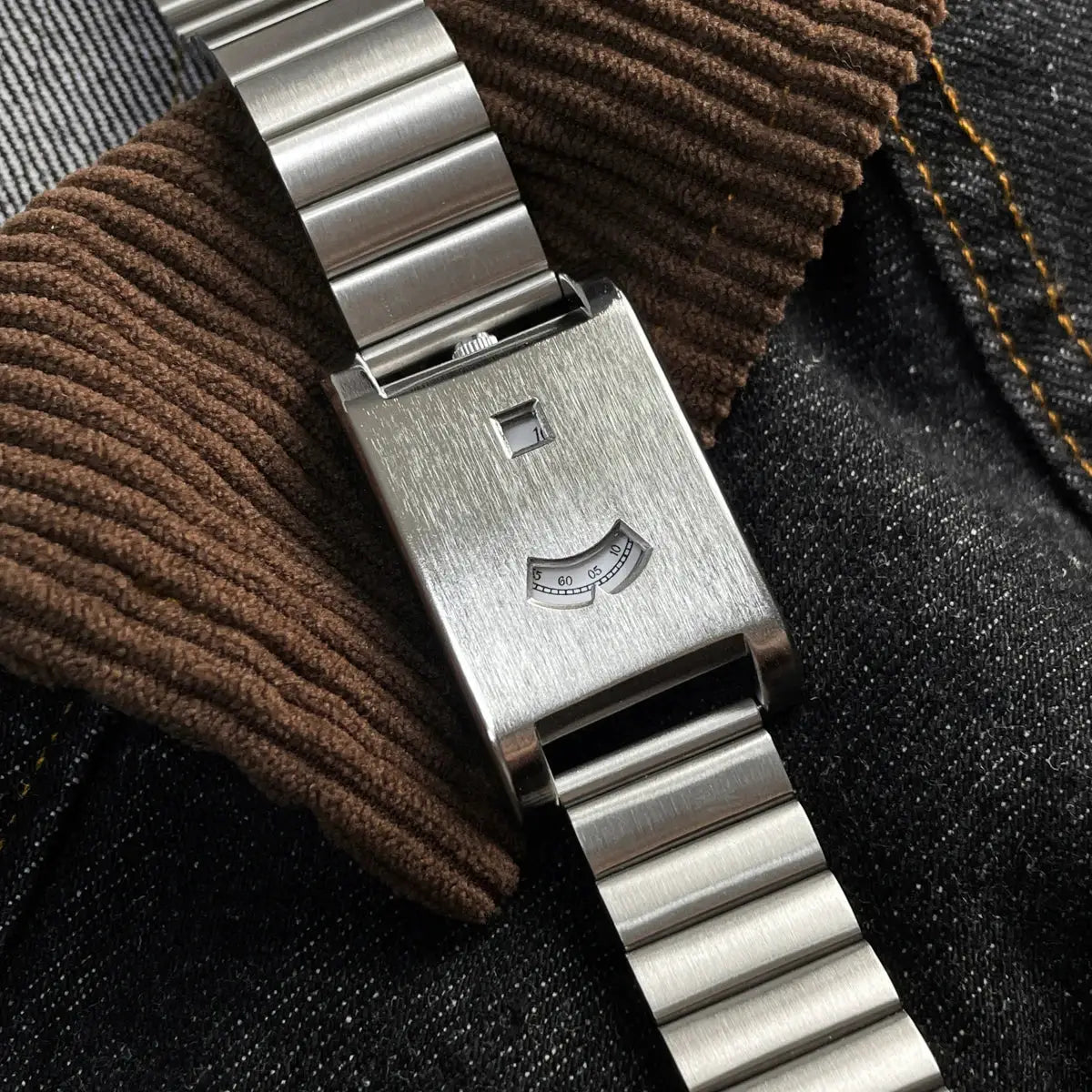 Square stainless steel quartz watch with brushed bracelet and date window