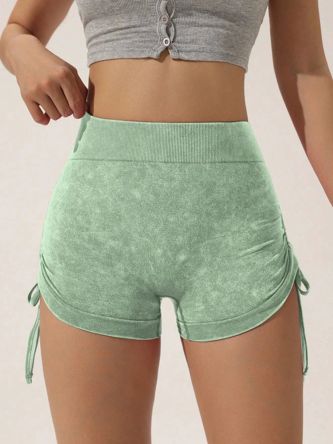 Drawstring frosted shorts for women in mint green velour by Simples Market; high ribbed waistband with side ties.