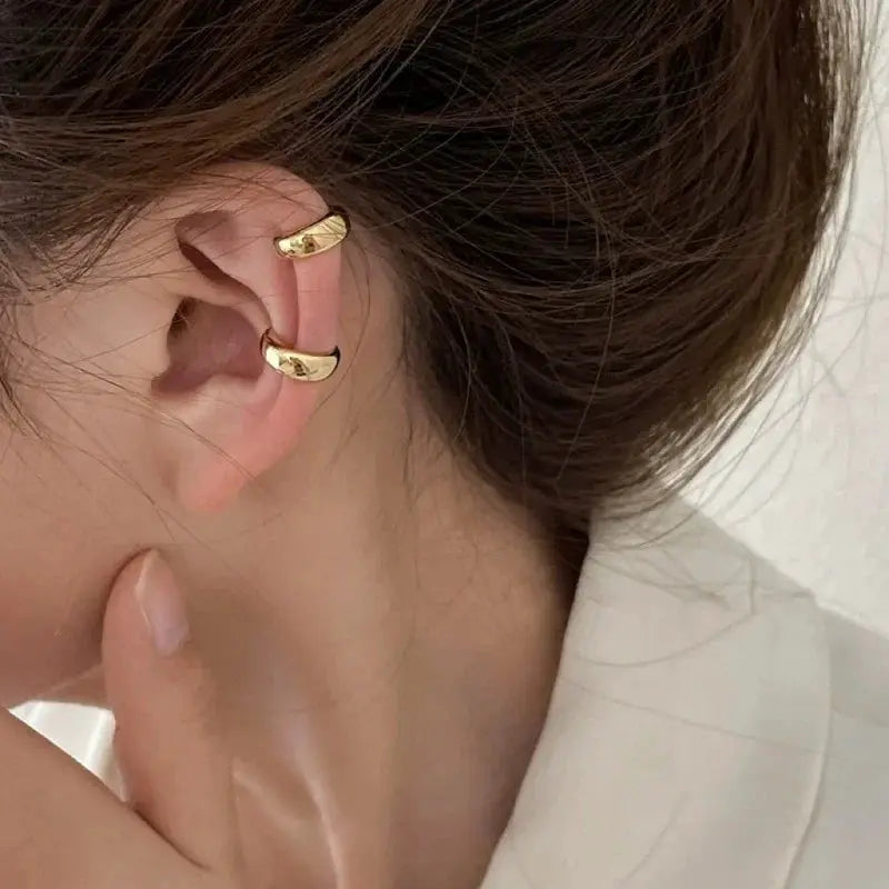 Two gold C-shaped ear cuffs for women, no-piercing style, Simples Market jewelry