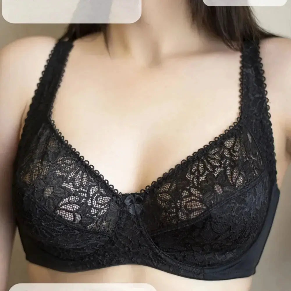 Plus-size black lace bra by Simples Market, floral lace cups.