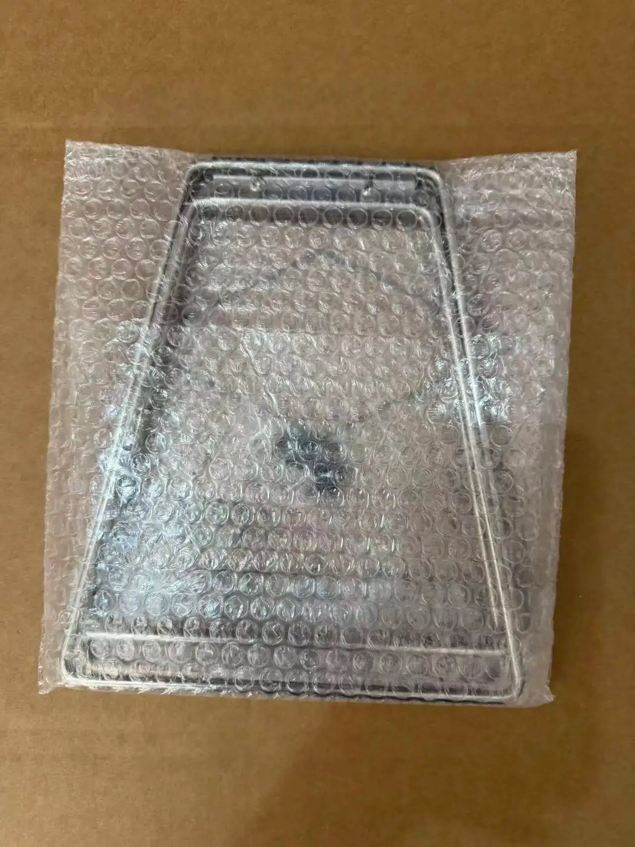 Simples Market folding plastic cooler box stand, gray metal frame, bubble-wrapped.