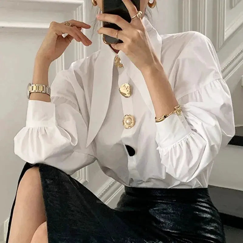 White pearl-embellished women's blouse with sharp corner collar and puff long sleeves, Simples Market.